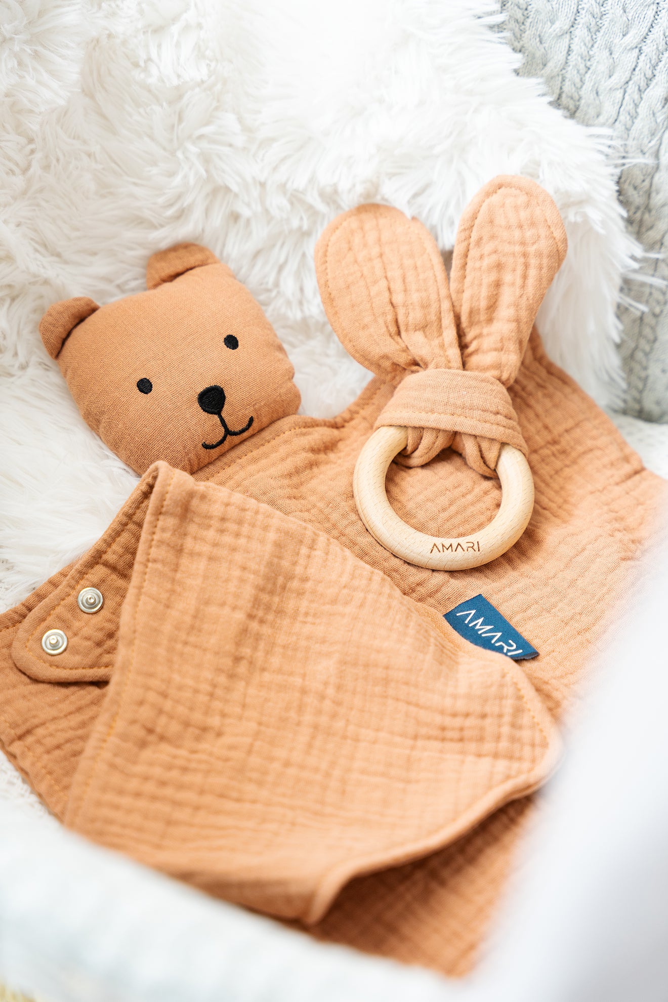 AMARI Kuschelset für Babys brauner Schmusebär und Beißring