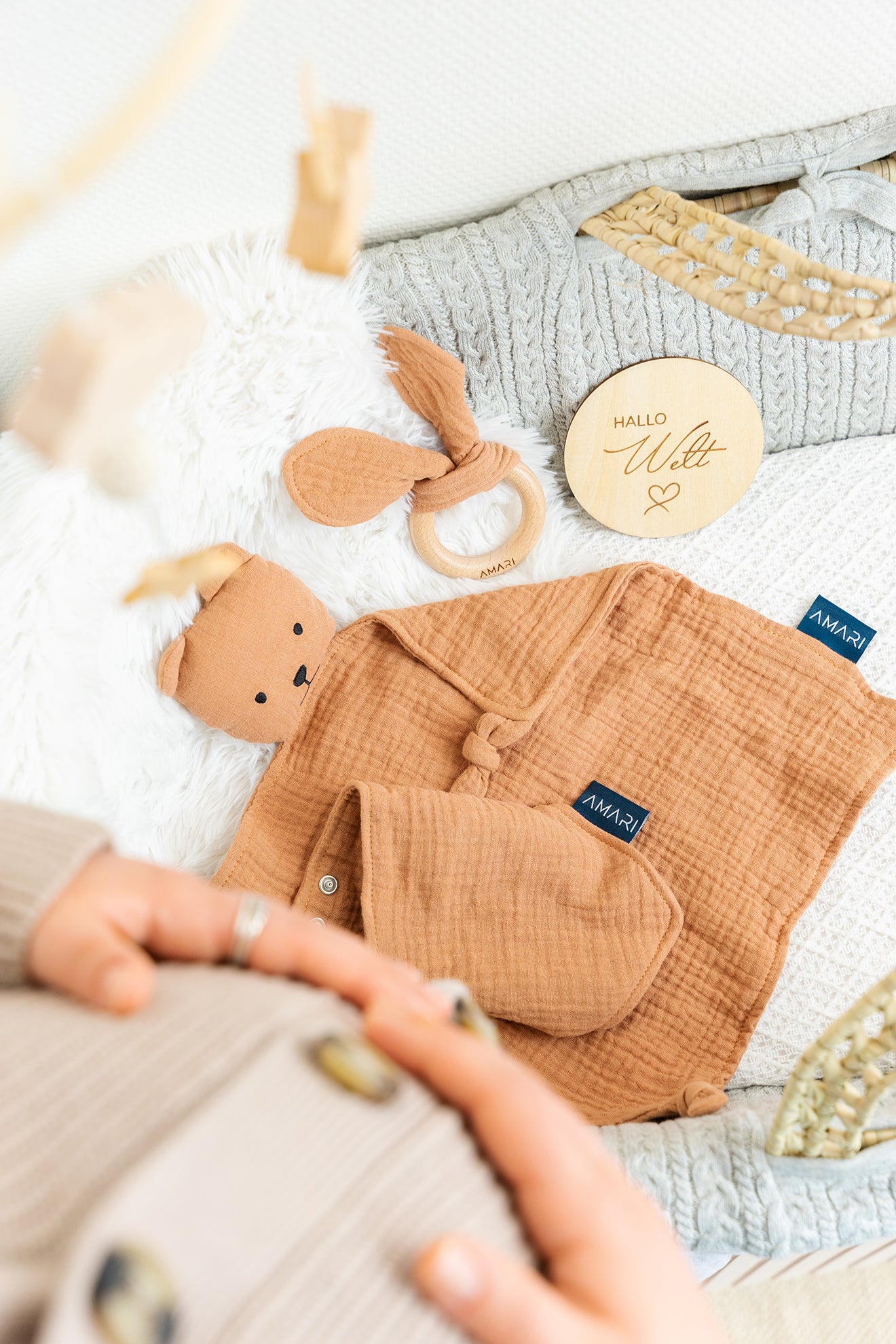 AMARI Kuschelset für Babys brauner Schmusebär Spielzeug